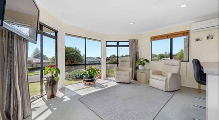 4 BEDROOM - 2 BATHROOM - SINGLE LEVEL - GARAGE - Photo 5