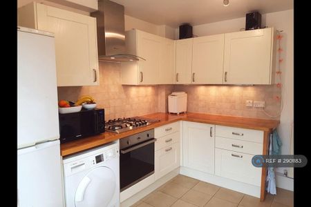 3 bedroom semi-detached house to rent - Photo 3