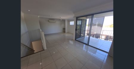 MODERN AIR CONDITIONED TOWNHOUSE - Photo 2