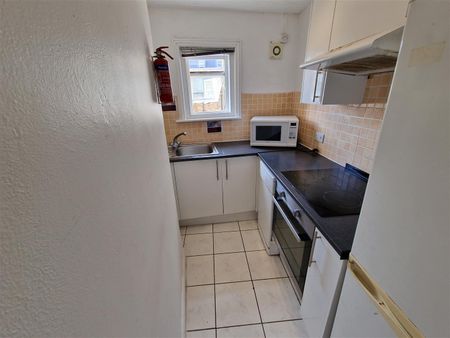 Gables, Bournemouth, BH1 - Photo 3