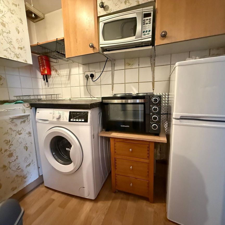 Studio Flat with seperate kitchen ideal for working couple-High Road Ilford - Photo 1