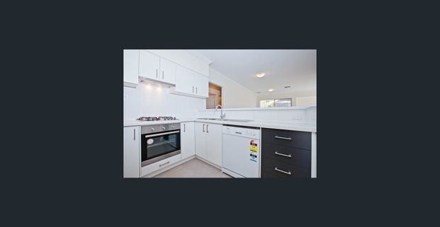 Modern, Private & Conveniently Located 3-Bedroom Unit - Photo 1