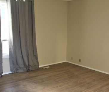 Spacious 3 Bedroom Main Floor Bungalow In Edgemont. - Photo 4