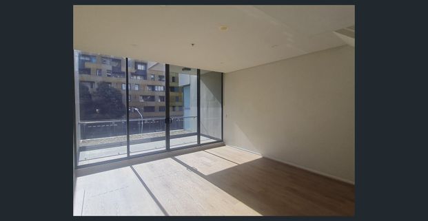 SPACIOUS SIZE SPLIT LEVEL Two Bedroom in Heart of Zetland! - Photo 1