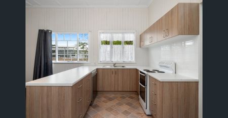 Spacious Character-Filled Apartment in a Peaceful Greenslopes Setting - Photo 2