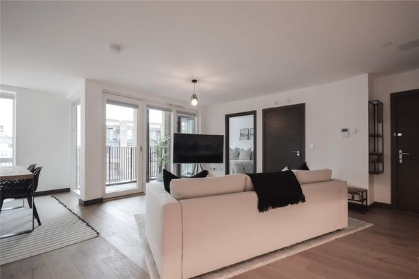 Well presented 2 bedroom 5th floor apartment situated within this prestigious development offering immediate access to the railway station and close proximity to the City centre. Video phone entry system. Furnished. - Photo 1