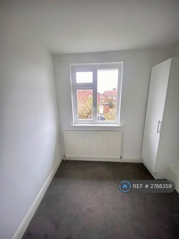 2 bedroom semi-detached house to rent - Photo 3