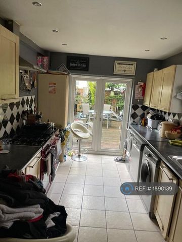 1 bedroom in a house share to rent - Photo 3