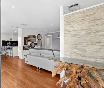 Free standing home on private block - Photo 3