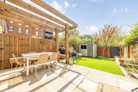 4 bedroom semi-detached house to rent - Photo 5