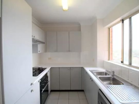 Apartment with 2 bedrooms, 1 bathroom & parking for 1 car - Photo 1