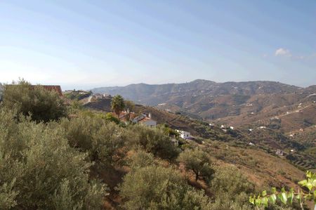 Detached Villa for rent in Frigiliana, Málaga, Spain - Photo 4