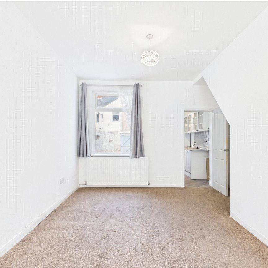 3 Bedroom Terraced - Photo 1