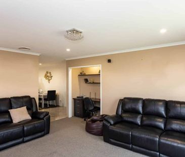 Executive 3 Bedroom Family Home in Wigram! - Photo 3