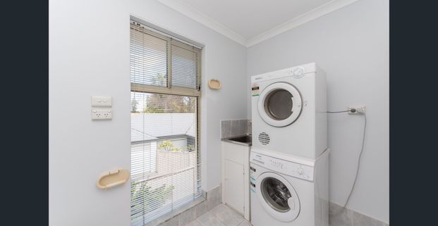 Stylish Unit in Heart of Como - Photo 1