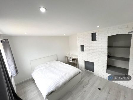 6 bedroom semi-detached house to rent - Photo 4