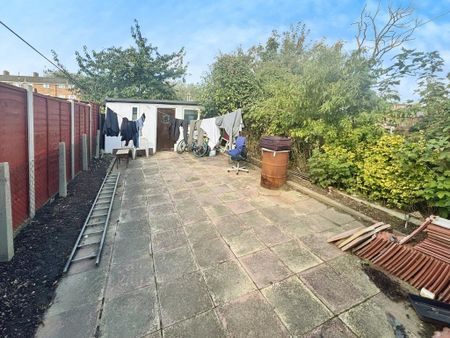 1 bedroom in a house share to rent - Photo 4