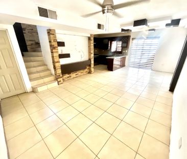 RENTA DE HERMOSA CASA FRENTE A PARQUE Y EN ESQUINA CON EXCEDENTE DE... - Photo 2