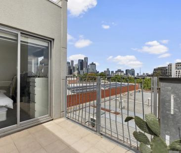 Space and style with the city at your doorstep - Photo 3