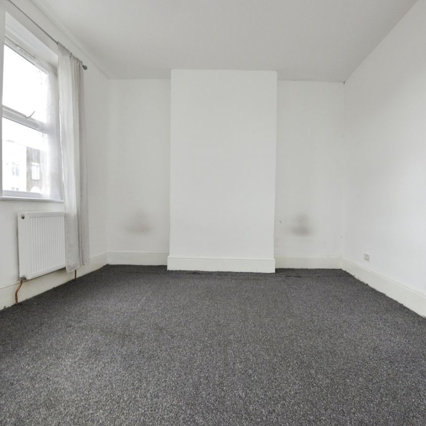 3 bedroom Flat To Let - Photo 1