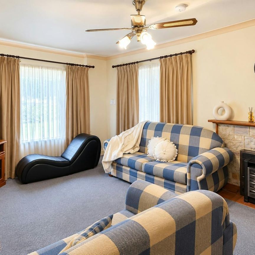 Spacious Furnished Family Home in the Heart of Victor Harbor - Photo 1
