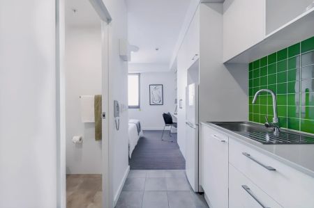 Deluxe Studio with Double Bed - South(low floor(Level 1-5)) - Photo 2