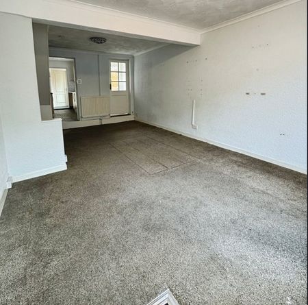 Flat to rent - Thorold Road, Chatham, ME5 - Photo 4