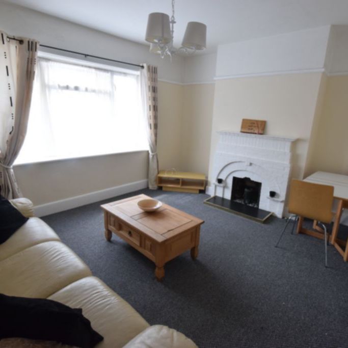 2 Bedroom Flat To Rent in Westbourne - £1,343 pcm Tenancy Info - Photo 1