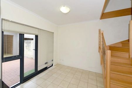 Modern Chic Townhouse in Prime Fremantle Location - Photo 3