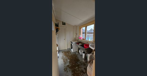 Fabulous location, walk to Salisbury CBD and railway station only minutes away. - Photo 1