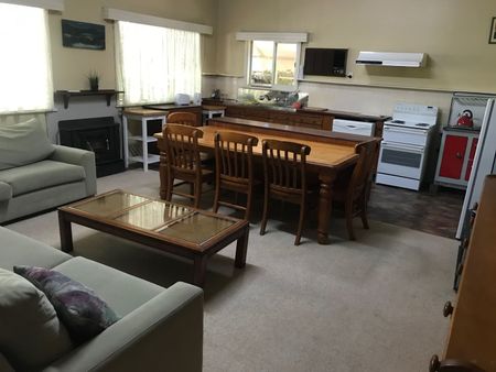 FOR RENT - WALKING DISTANCE TO MAIN SHOPPING AREA - Photo 2