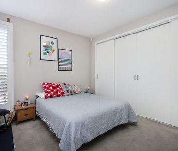 Architect designed, filled with light - Photo 5