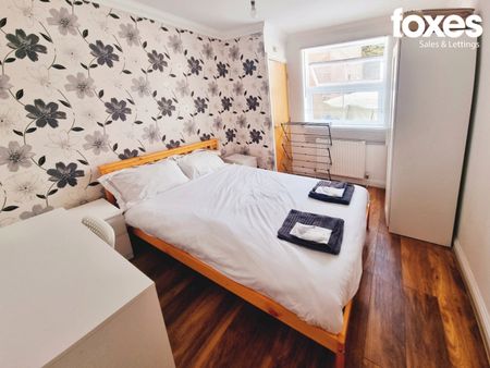 2 bed flat to rent in 16-17 The Triangle, Bournemouth, Dorset, BH2 5RY - Photo 2
