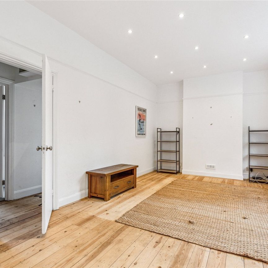 Marlborough Crescent, London, W4 flat to rent - Photo 1