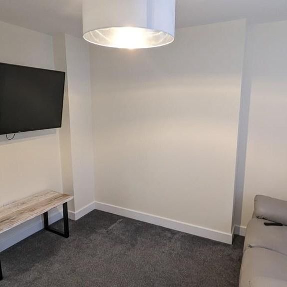 4 bedroom flat to rent - Photo 1