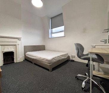 1 bedroom in a flat share to rent - Photo 2