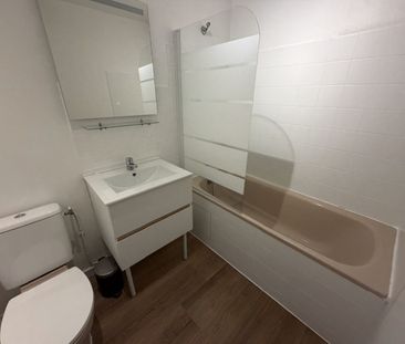 Location Appartement 2 pièces 31m² SABLE SUR SARTHE 72300 - Photo 2