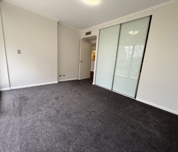 Huge Modern 1 Bedroom Plus Study Apartment in a Prime Location - Photo 5