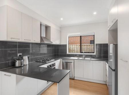 Immaculate 3 Bedroom Home - Photo 5