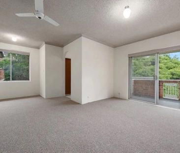 Spacious Top Floor Apartment - Photo 1