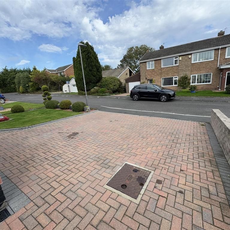 3 bedroom semi-detached bungalow to rent - Photo 1