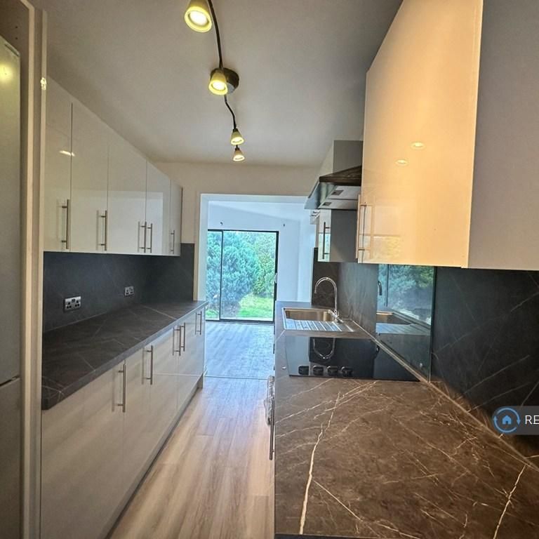 3 bedroom semi-detached house to rent - Photo 1