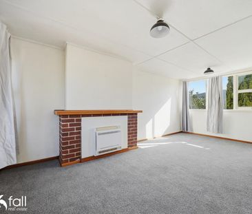 Two Bedroom Home with Spacious Backyard - Photo 2