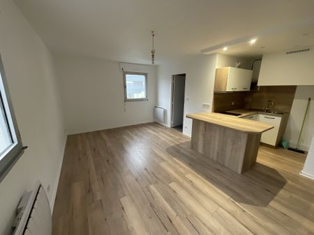 A LOUER - Studio refait à neuf et moderne de 28m² - Photo 4