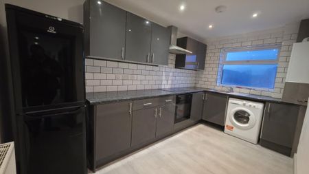 3 bedroom semi-detached bungalow to rent - Photo 5