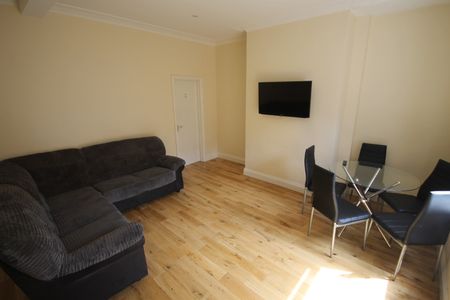 Lucas Place, Woodhouse, Leeds, LS6 2JB - Photo 3