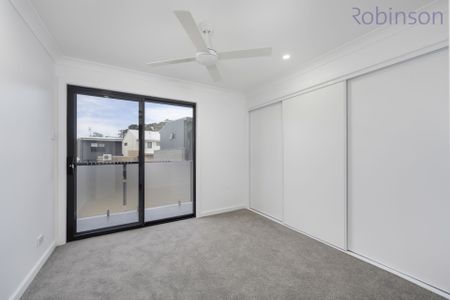 Three bedroom townhouse with double garage - Photo 2