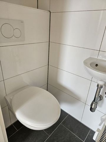 Bezugsfrei! Frisch modernisierte Dachgeschosswohnung mit ca. 62 m² Wohnfläche und 3 Zimmern - Photo 4