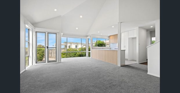 Coastal Living – 4 Bedroom Family Home - Photo 1