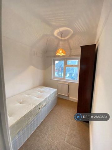 4 bedroom semi-detached house to rent - Photo 3